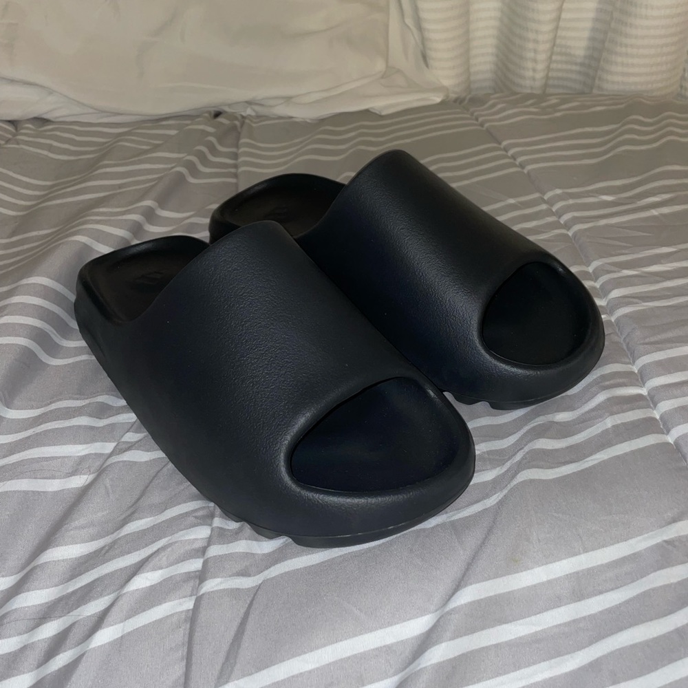 Yeezy slide onyx size us11 new no box